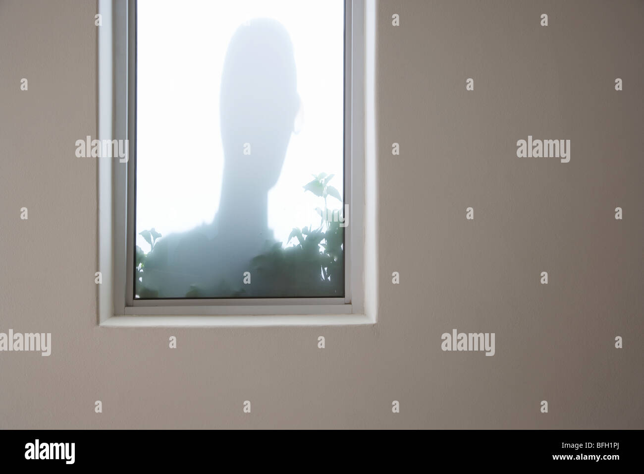 Ombra di un uomo dietro la finestra Foto Stock