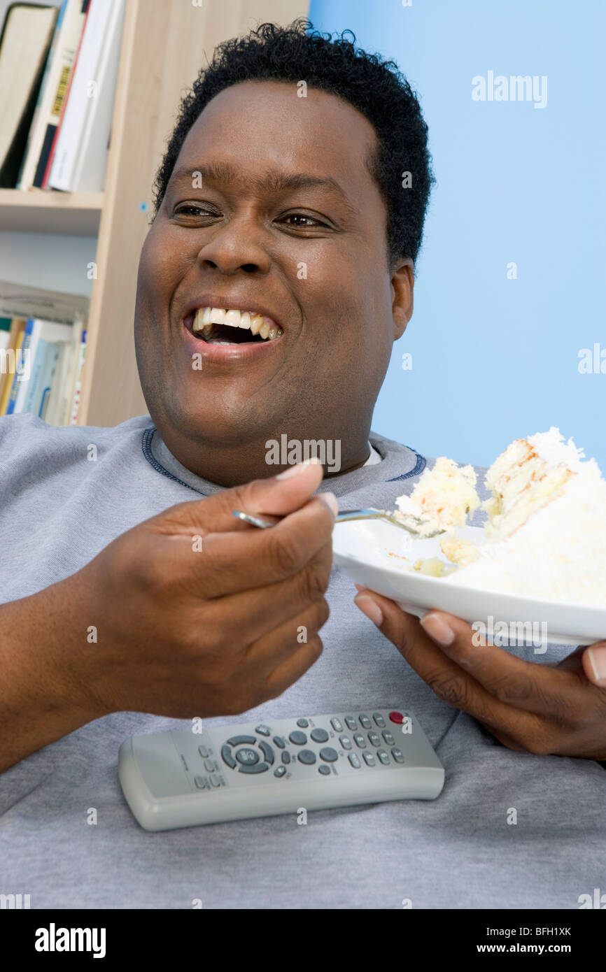 Uomo che mangia torta Foto Stock