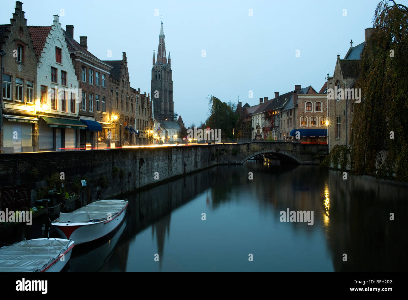 Vista del Dijver e Chiesa di Nostra Signora a Bruges, Belgio. Foto Stock