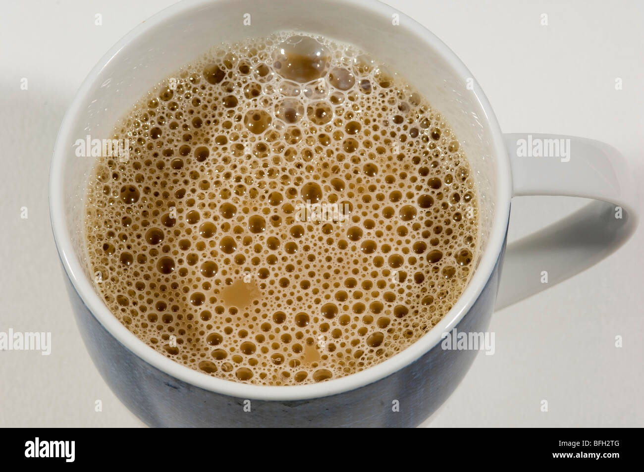 Caffelatte bolle di caffè in una tazza bianca Foto stock - Alamy