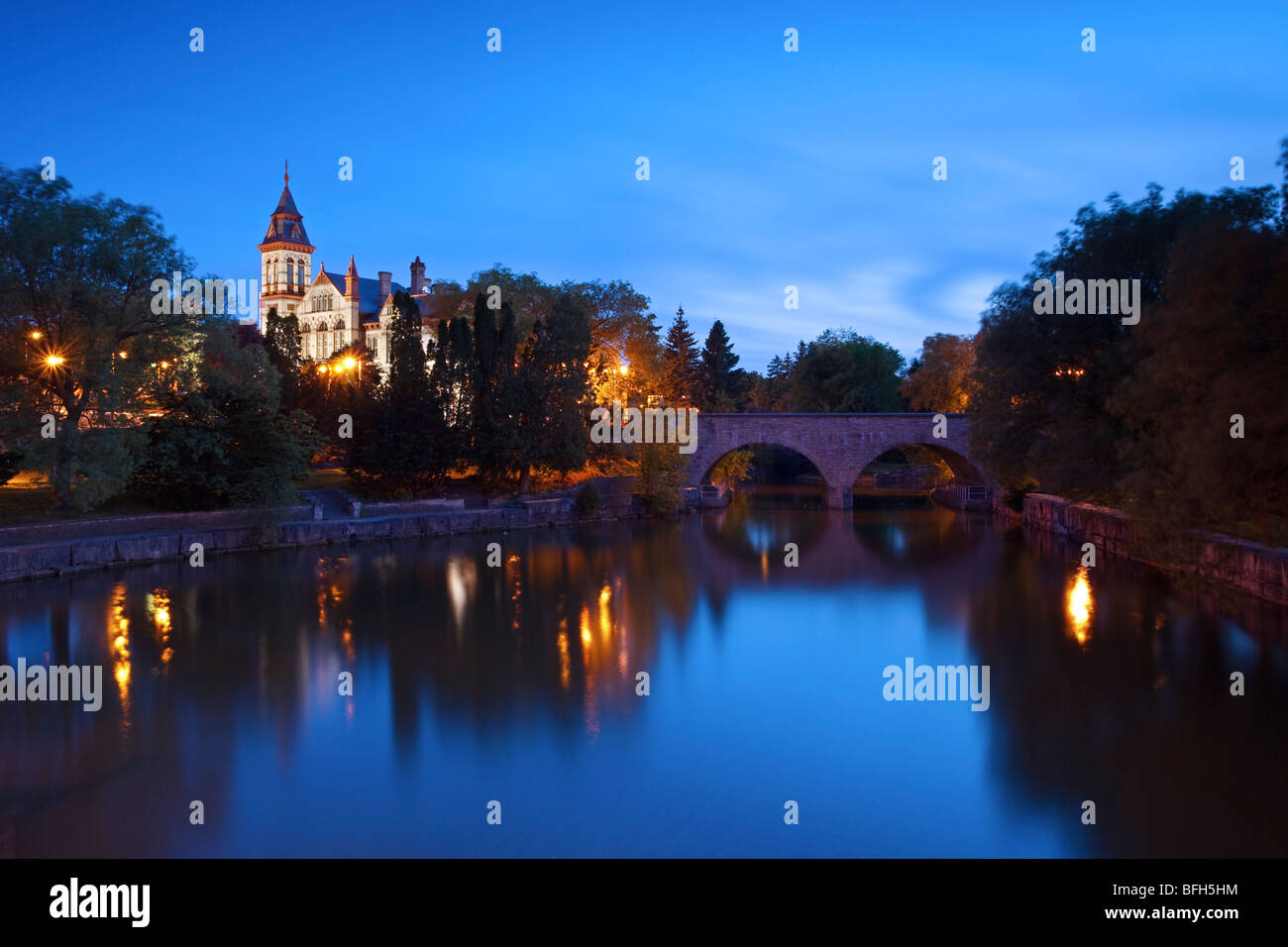 Una vista notturna di Stratford courthouse in Stratford Ontario con il fiume Avon in primo piano Foto Stock