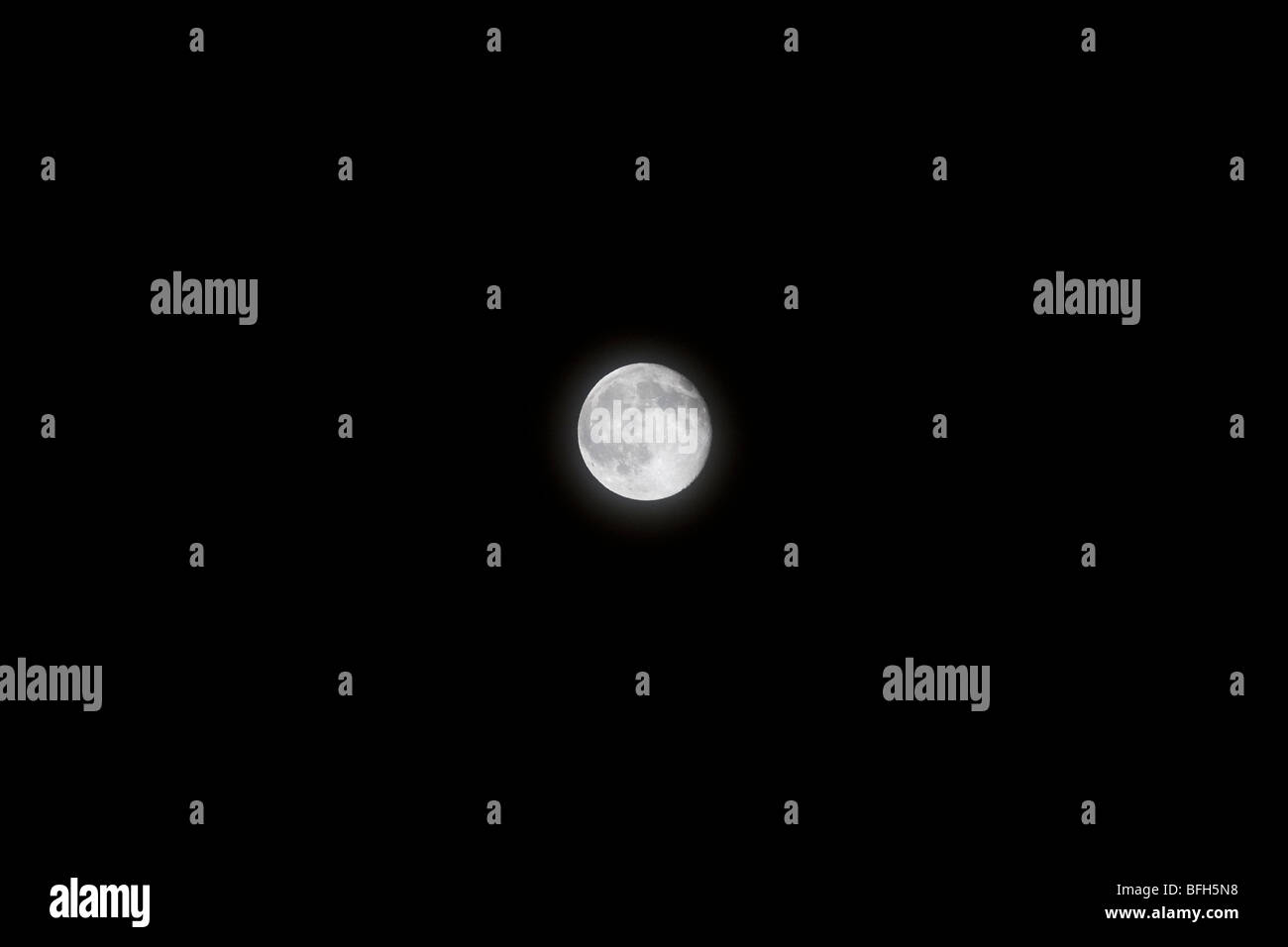 Dettagliata di luna piena in un puro cielo nero Foto Stock