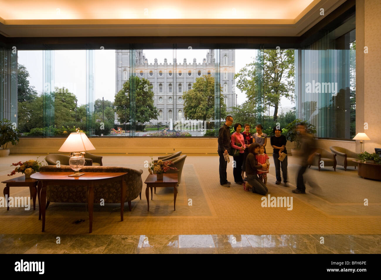 Sud Centro Visitatori, Temple Square, Salt Lake City. Una visita familiare in posa per la fotocamera nella parte anteriore del Tempio di Salt Lake. Foto Stock