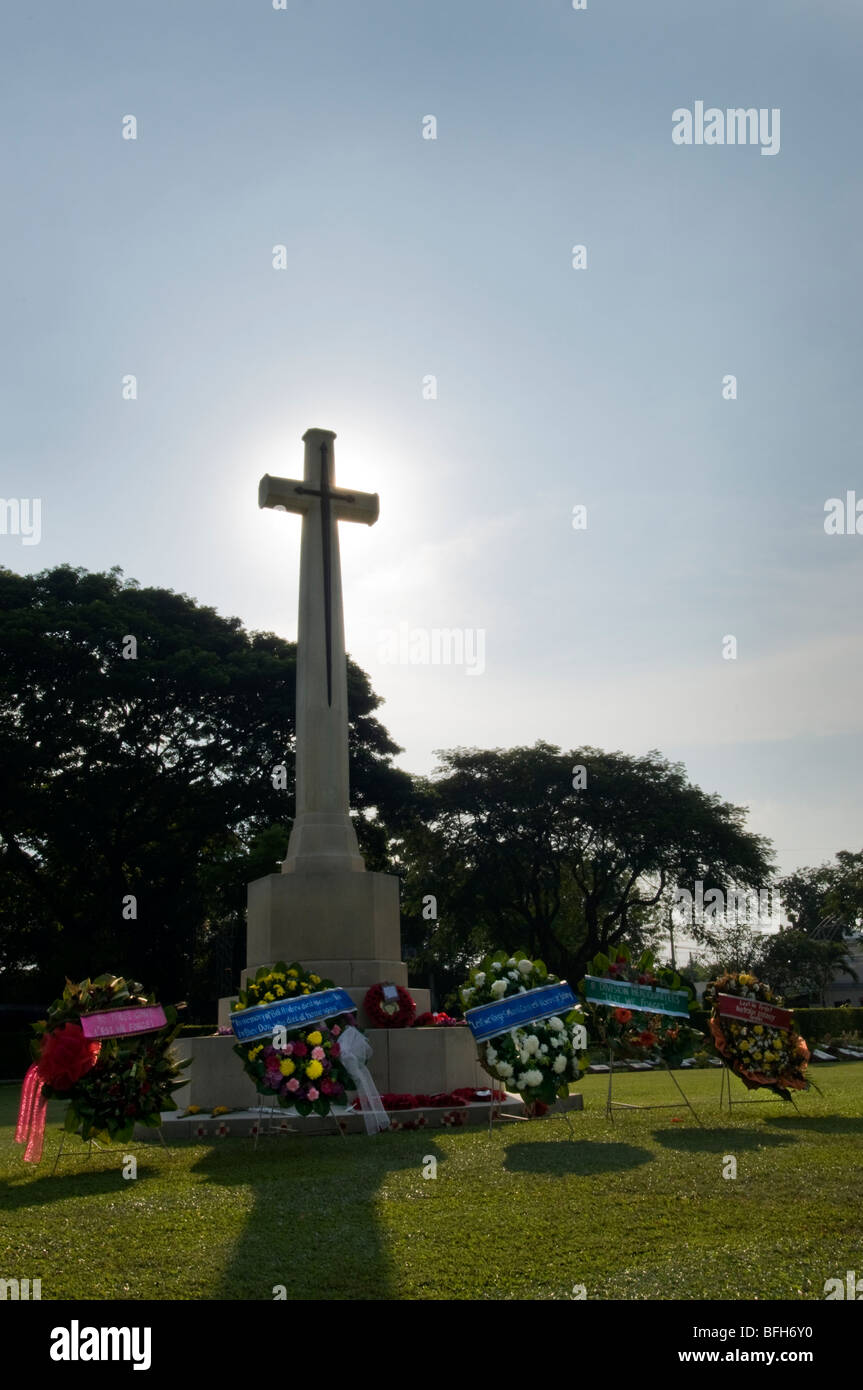 Offerte floreali ai piedi della croce di Kanchanaburi Cimitero di Guerra in Thailandia Foto Stock