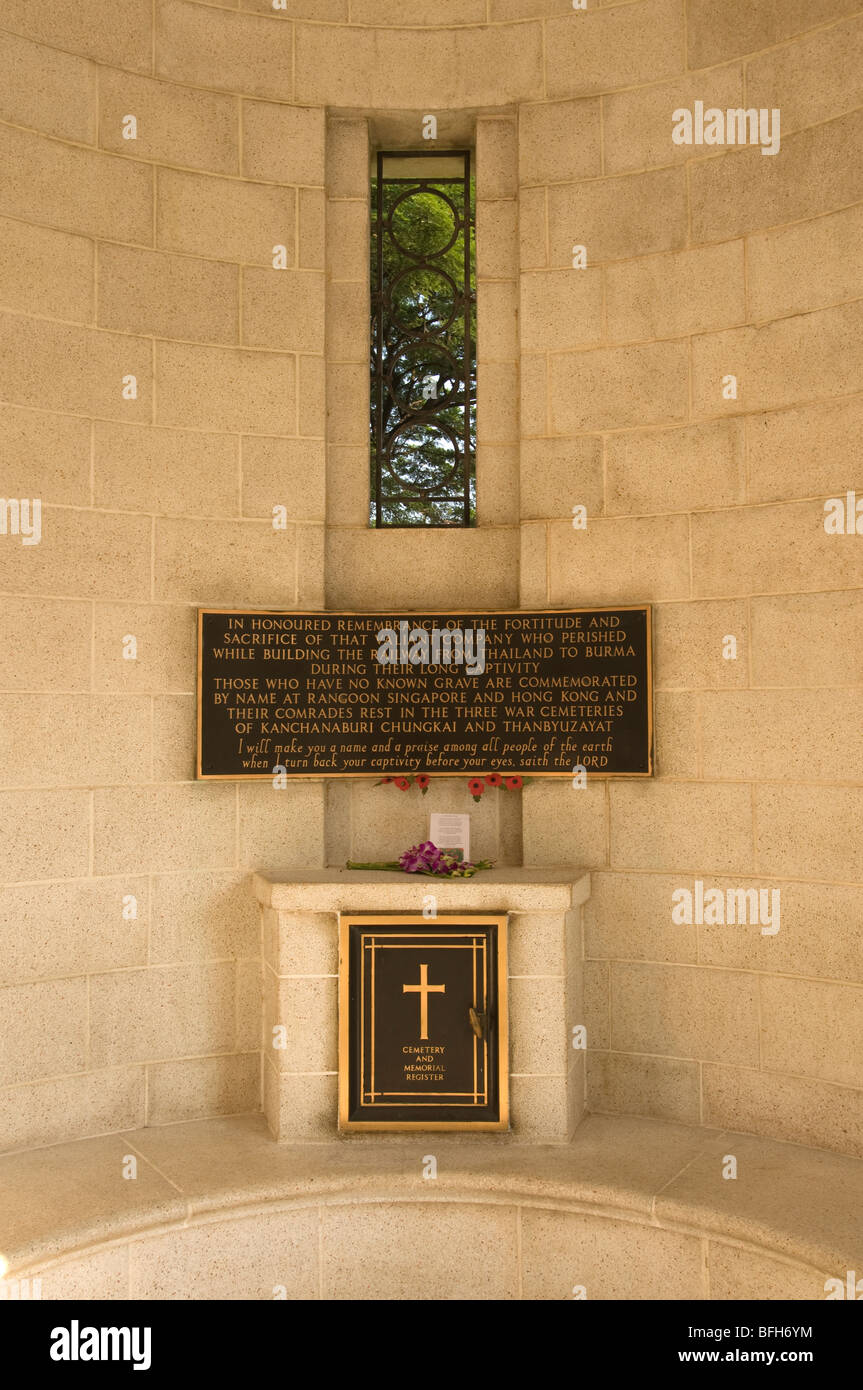 Lapide e croce all'entrata di Kanchanaburi Cimitero di Guerra in Thaiand Foto Stock