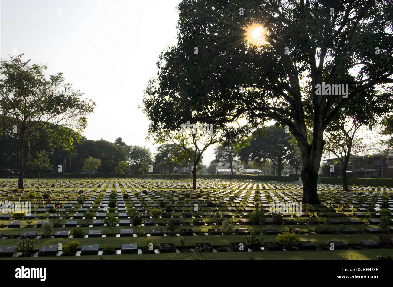 Il Kanchanaburi cimitero di guerra al tramonto Foto Stock