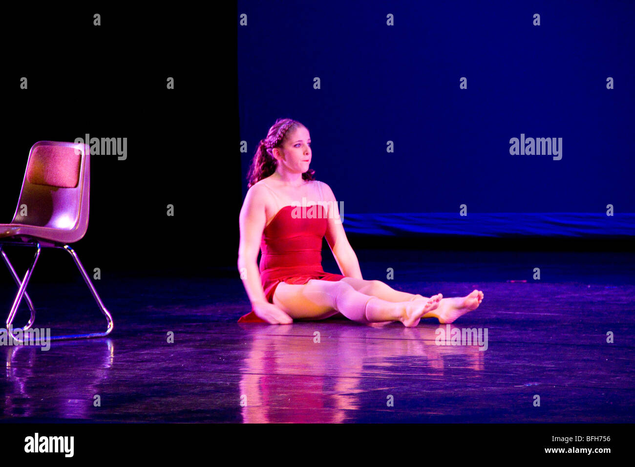 Eseguire presente choreograph modern jazz ballet hip-hop stage per studenti costume di produzione di musica leggera classe rhythm creare creative Foto Stock