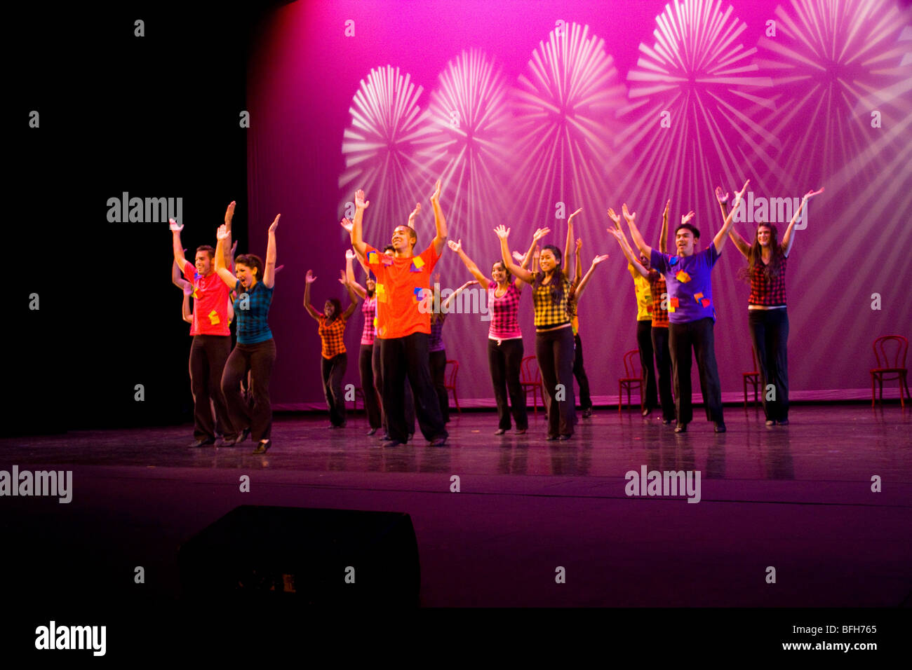 Eseguire presente choreograph modern jazz ballet hip-hop stage per studenti costume di produzione di musica leggera classe rhythm creare creative Foto Stock