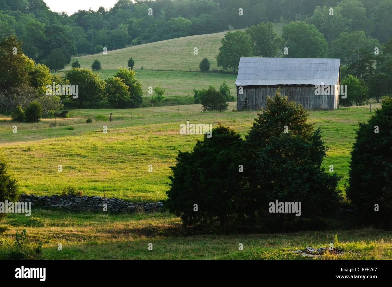 Un vecchio fienile nelle colline della contea di Smith, Tennessee Foto Stock