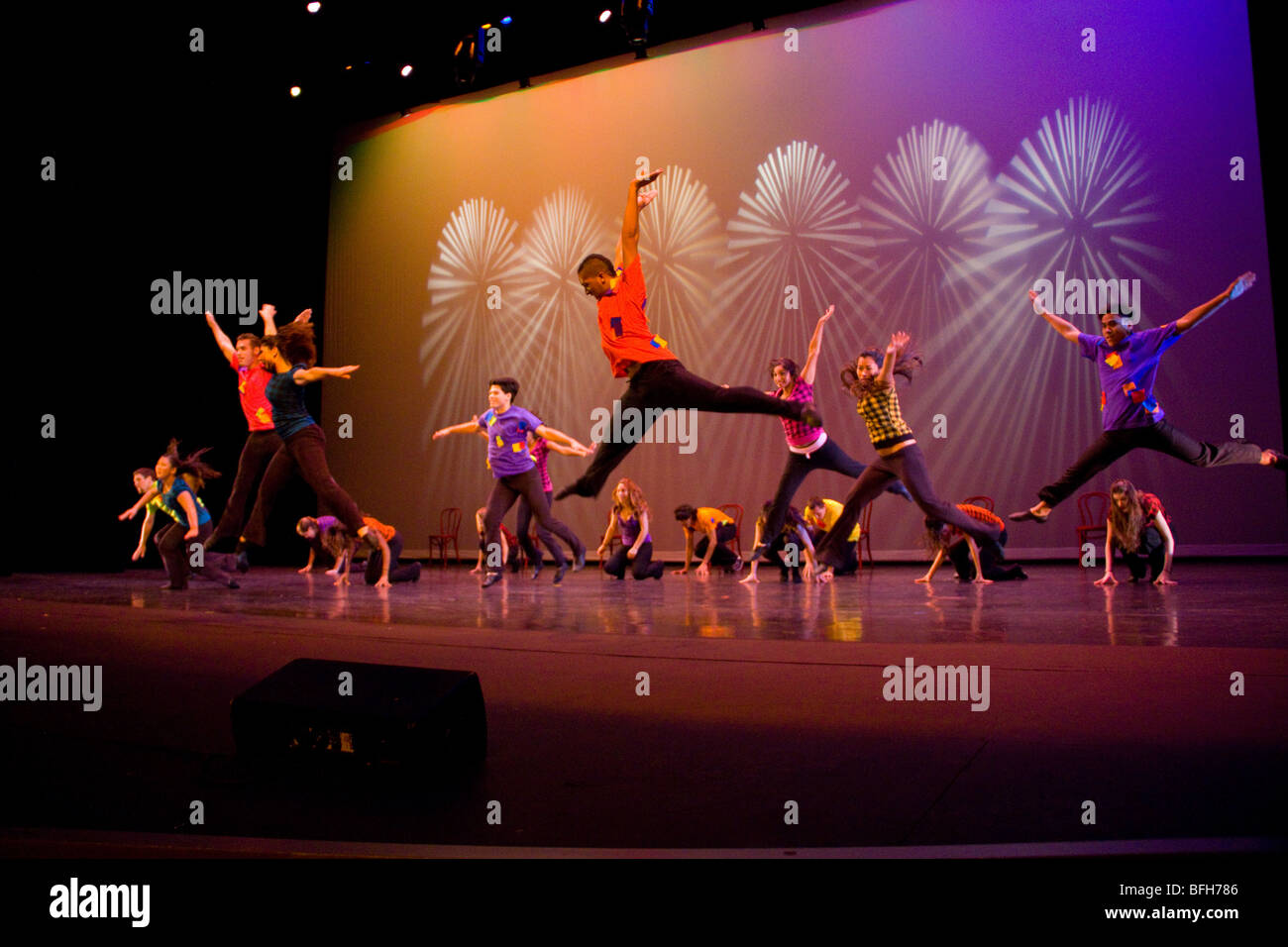 Eseguire presente choreograph modern jazz ballet hip-hop stage per studenti costume di produzione di musica leggera classe rhythm creare creative Foto Stock