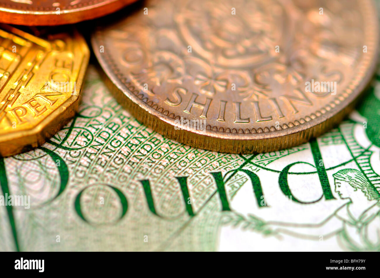 Pre-decimale valuta britannica: Scellino due,tre pence e mezzo centesimo su Pound nota Foto Stock