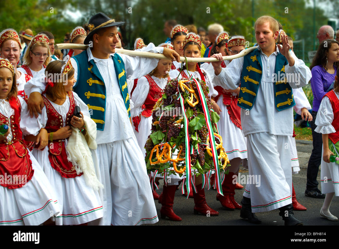 Persone in tradizionale abito ungherese - annuale festival del vino ( szuret fesztival ) - Badacsony - Balaton - Ungheria Foto Stock