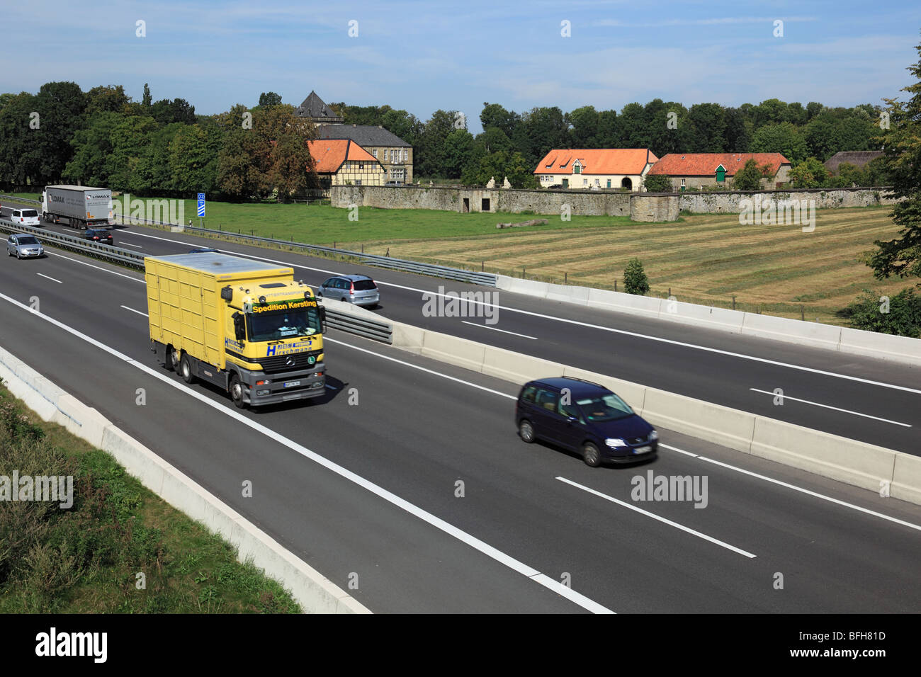 D-Melle, Hase, Hase valley, Else Hunte, riserva naturale a nord della Foresta Teutoburg Wiehengebirge, Osning, Osnabrueck paese, Bassa Sassonia, D-Melle-Gesmold, auto sull'autostrada A30, nel castello di sfondo Gesmold, Rinascimento, paese sede Foto Stock