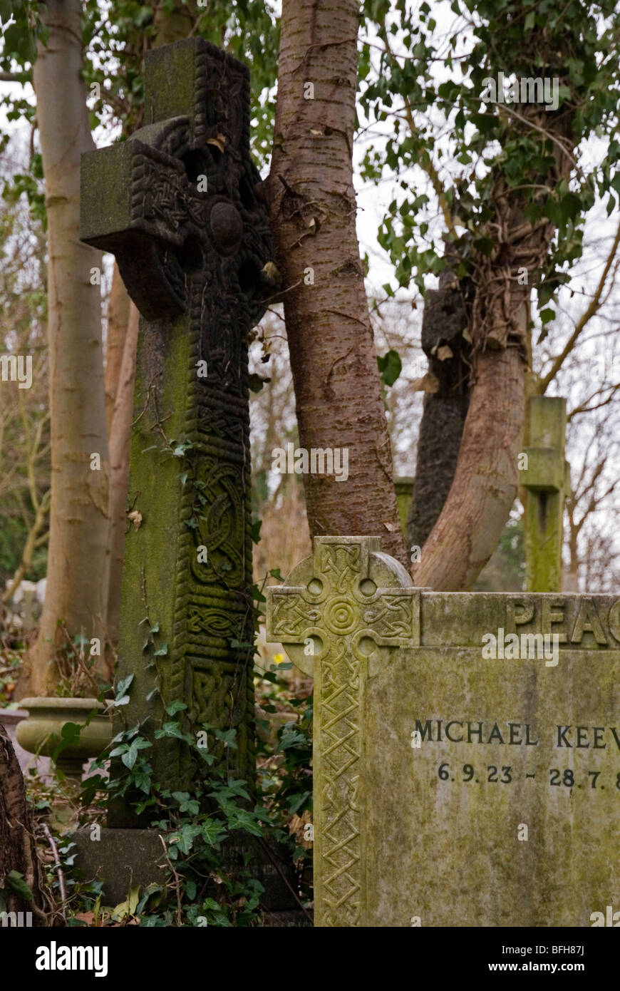 Graves al cimitero di Highgate a Londra England Regno Unito Foto Stock