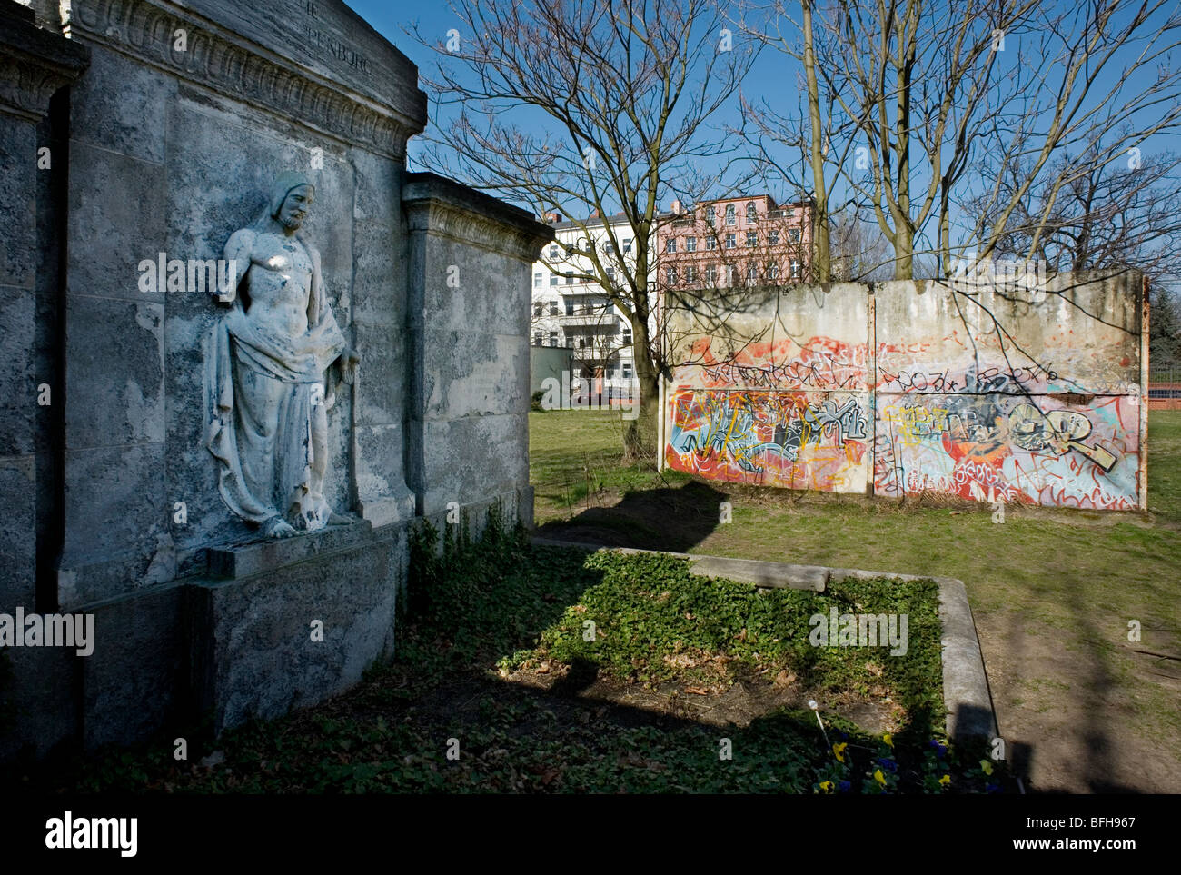 Berlino 2009 1989 DDR Germania unificata in avanti positivo storia guerra guerra fredda estremità est ovest dividere città del Muro di Berlino in Maur Foto Stock