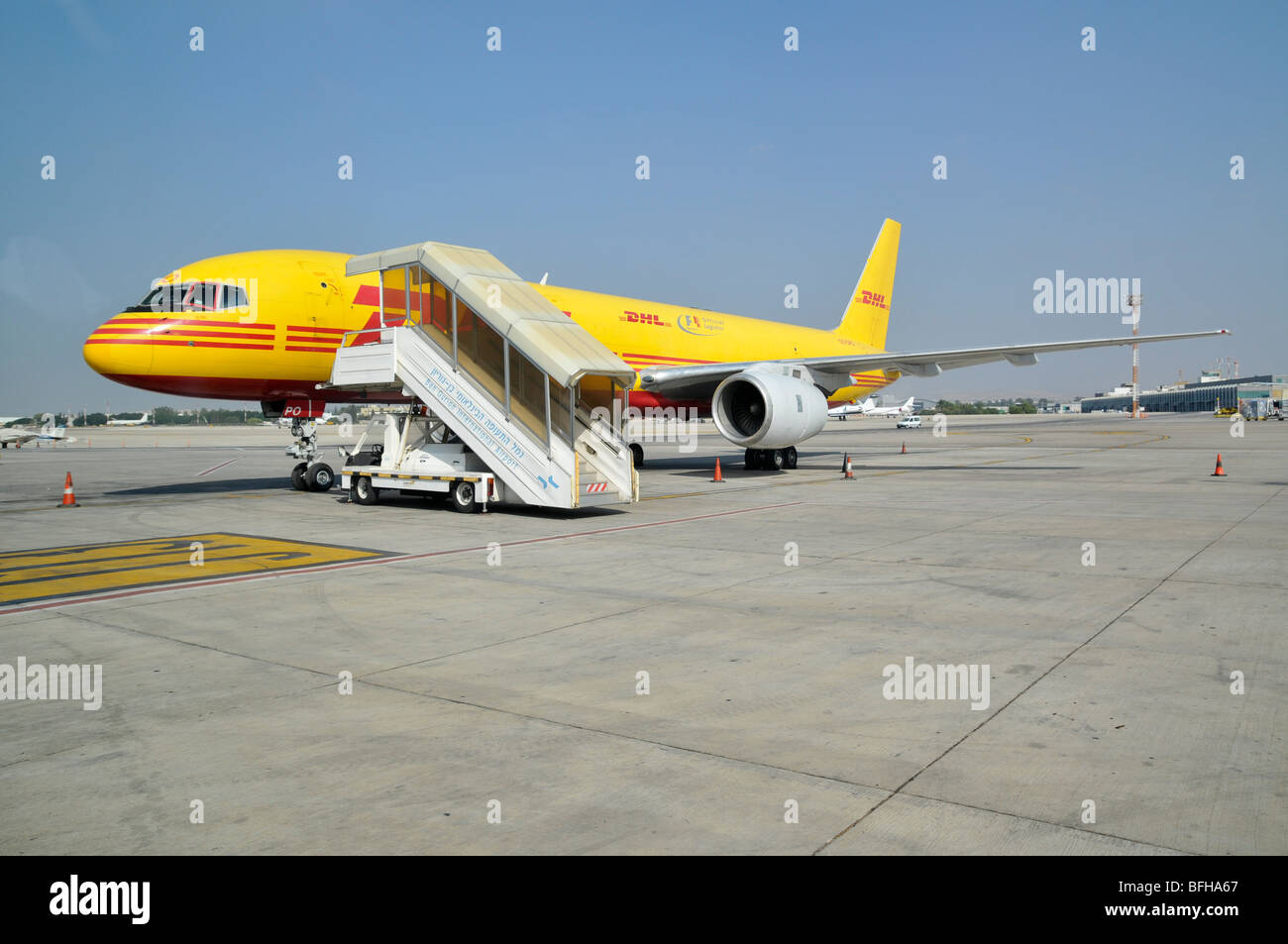 Israele, Ben-Gurion Aeroporto internazionale DHL giallo piano di carico Foto Stock