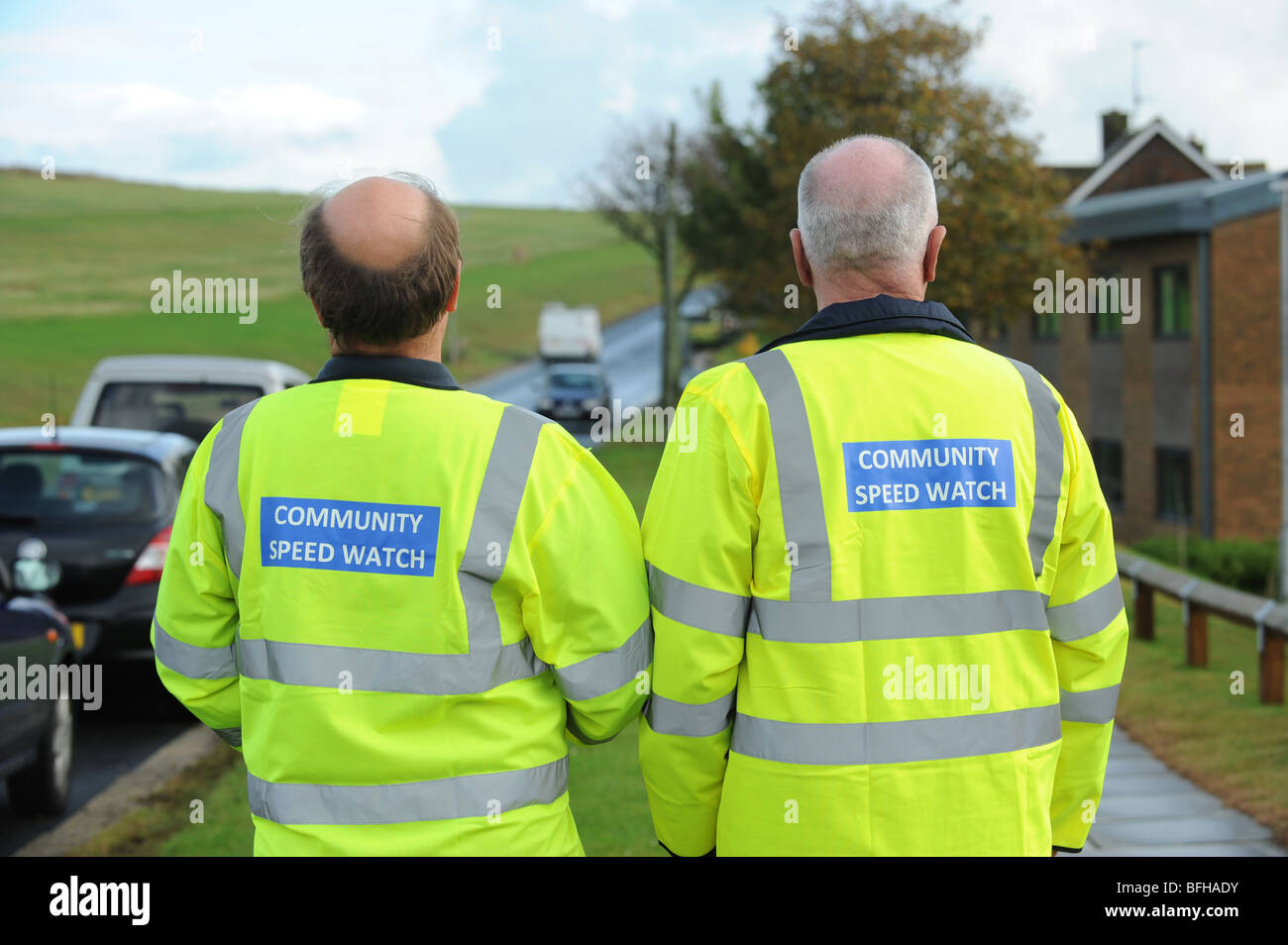 Due uomini dal Woodingdean regime comunitario guardare il traffico Foto Stock