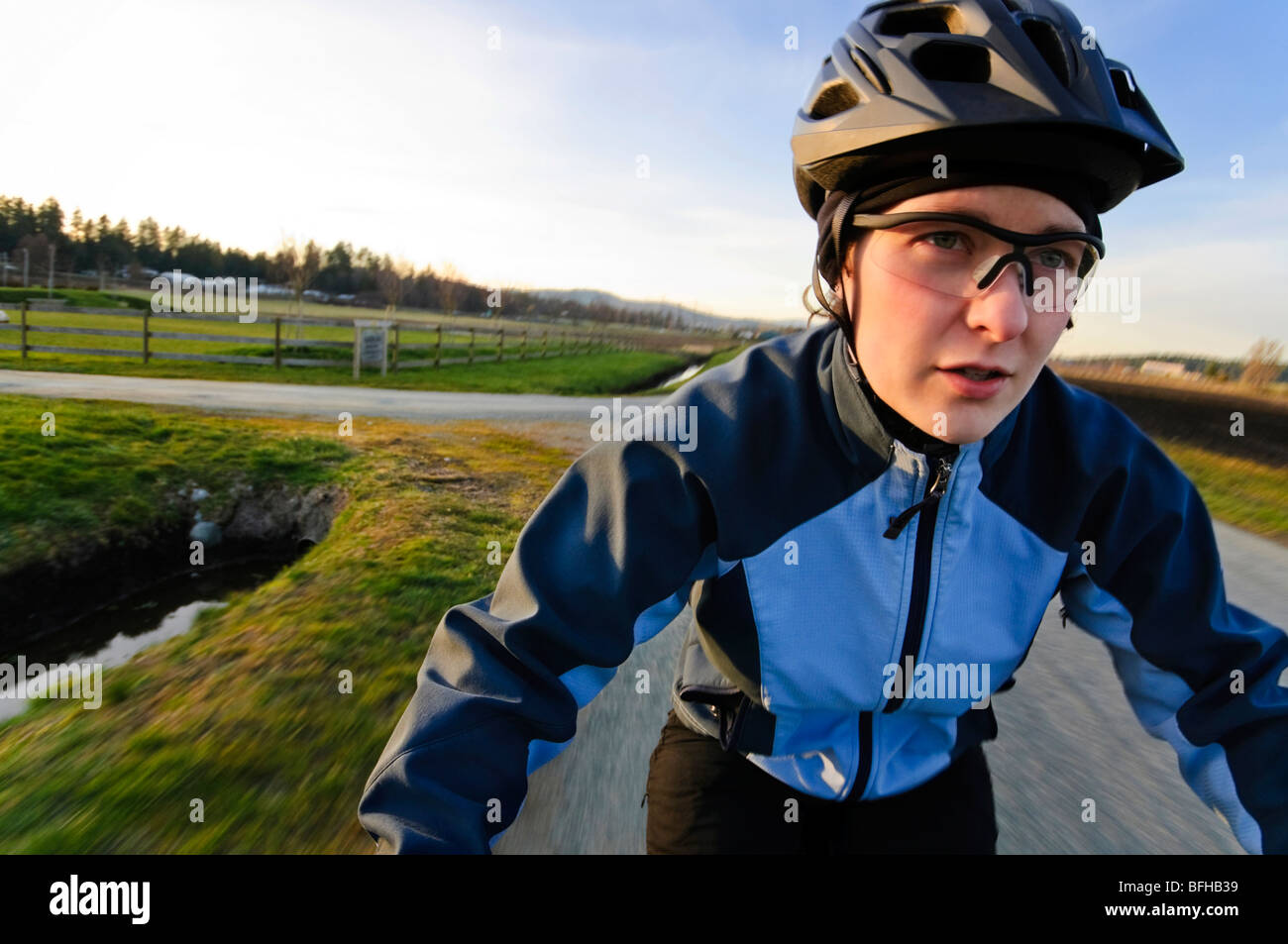 POV immagine di un ciclista femmina, Victoria BC. Foto Stock