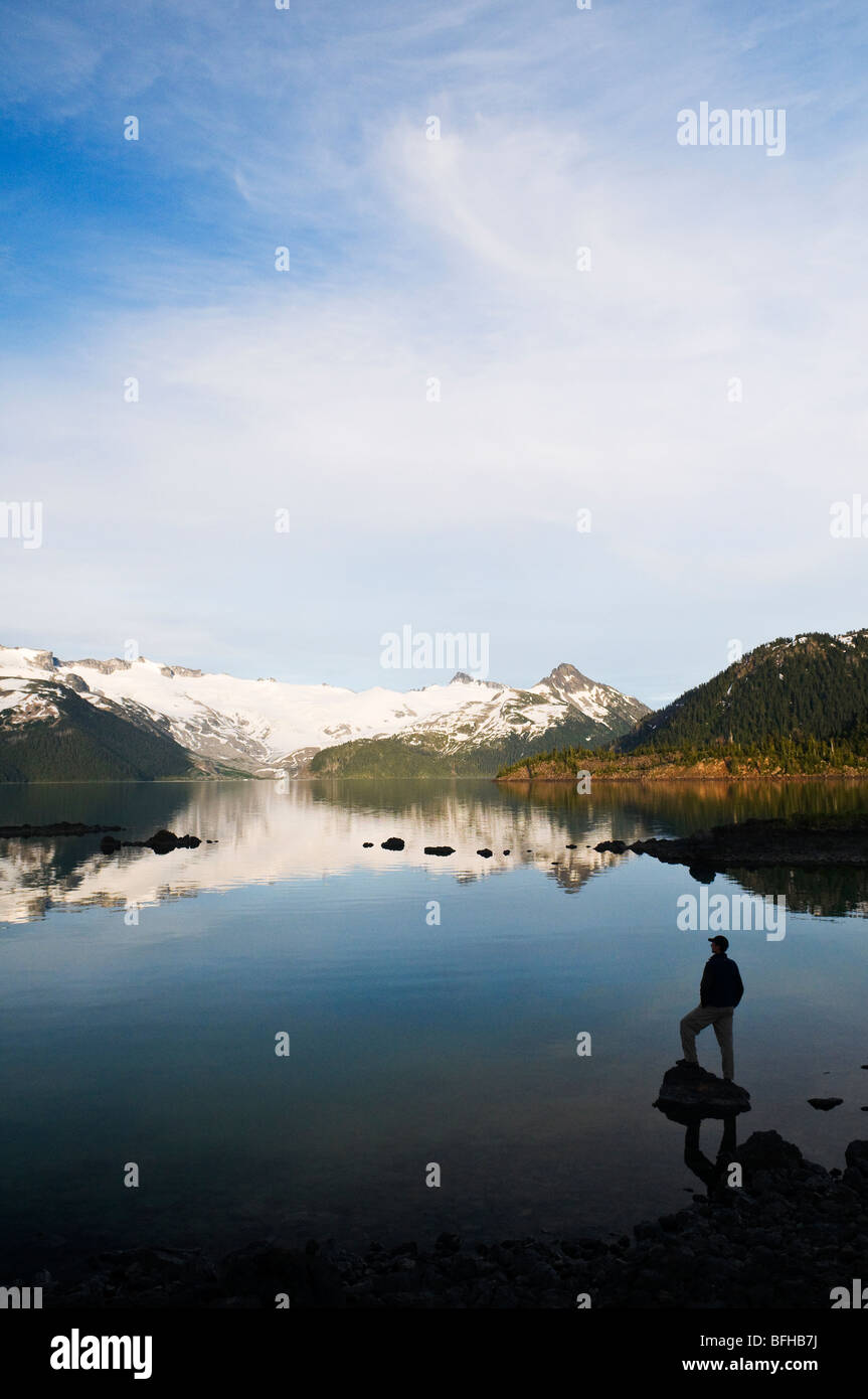 Un escursionista si stagliano dal ghiacciaio della Sfinge e Lago di Garibaldi in Garibaldi Provincial Park vicino a Whistler BC. Foto Stock