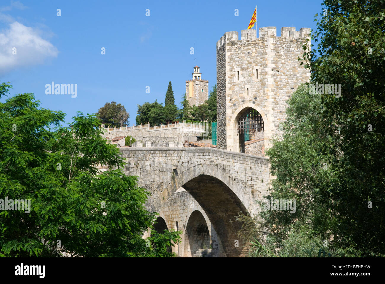 Ponte medievale sul fiume Fluvia.Besalu. La Garrotxa . La provincia di Girona. Catalonia . Spagna . Foto Stock