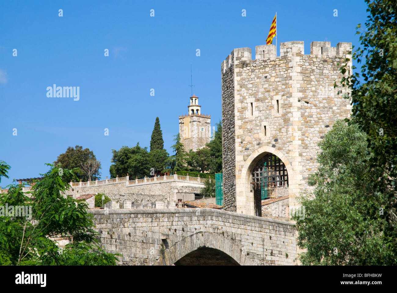 Ponte medievale sul fiume Fluvia.Besalu. La Garrotxa . La provincia di Girona. Catalonia . Spagna . Foto Stock