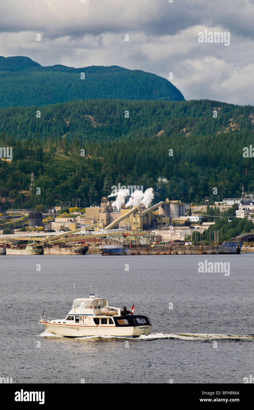 La nautica da diporto, una delle attività più popolari lungo la Sunshine Coast, inclusi qui a Powell River, BC. Foto Stock