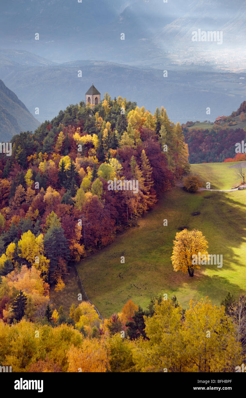 Chiesa di Sankt Jakob sotto Soprabolzano, che è legato a Bolzano dal Renon Funivia. Alto Adige Italia Foto Stock