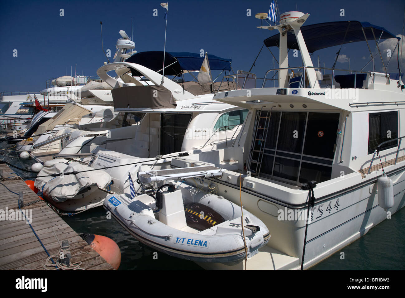 Parte posteriore del motore di lusso cruisers yachts nel porto di Latchi villaggio della polis comune repubblica di Cipro in Europa Foto Stock