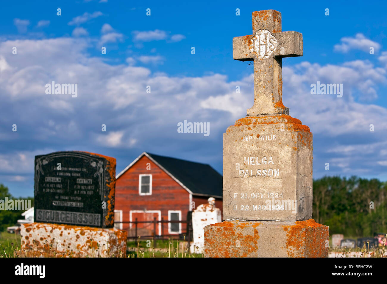 I marcatori di tomba nel cimitero di islandese, Hecla Village, Hecla Isola Parco Provinciale, Manitoba, Canada. Foto Stock