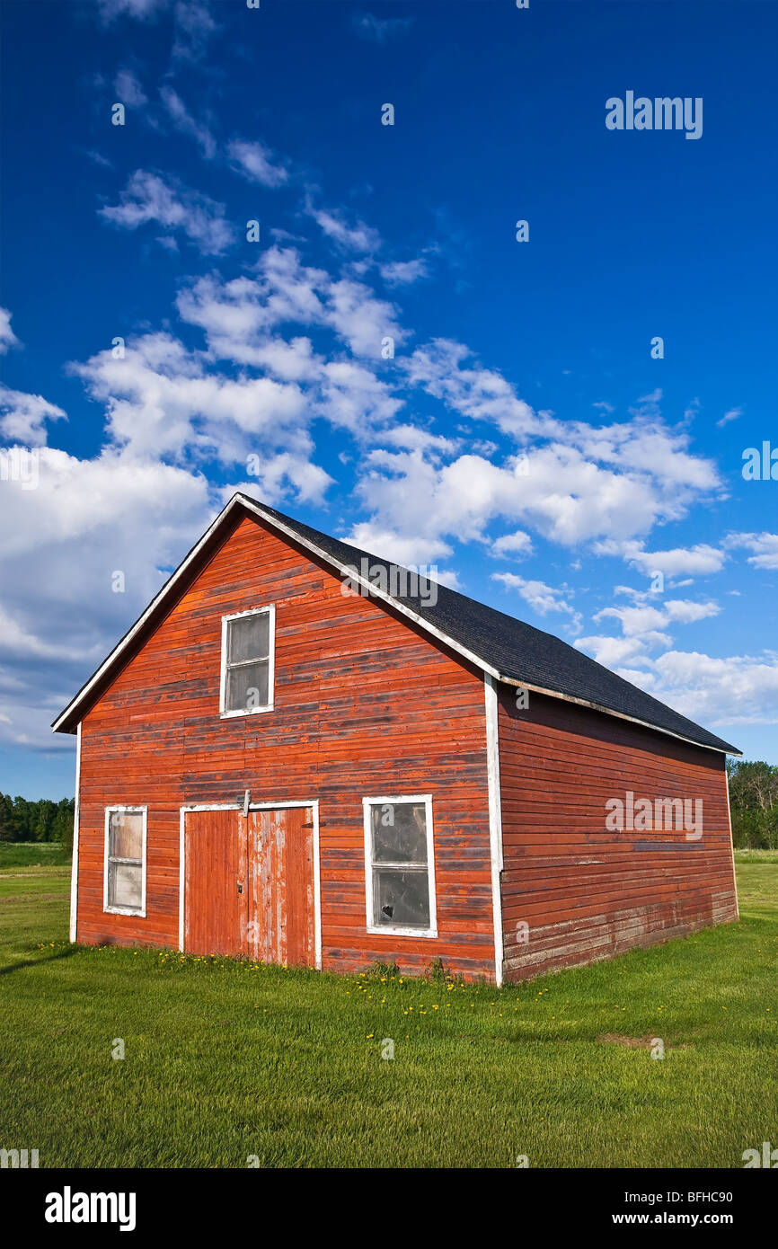 Granaio rosso nello storico insediamento islandese di Hecla Village, Hecla Isola Parco Provinciale, Manitoba, Canada. Foto Stock