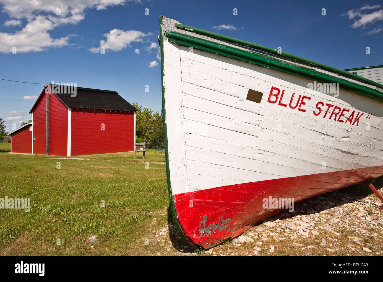 Ice House e vecchio di legno barca da pesca in islandese insediamento di Hecla Village. Isola Hecla Parco Provinciale, Manitoba, Canada. Foto Stock