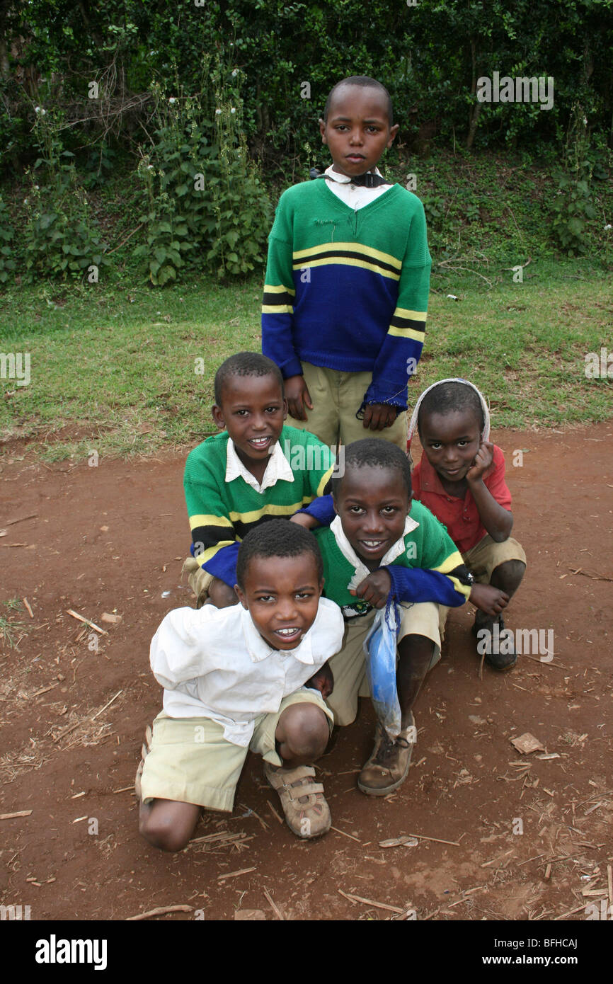 Gli scolari della Tanzania del Chagga tribù indossando Bandiera della Tanzania ponticelli Foto Stock