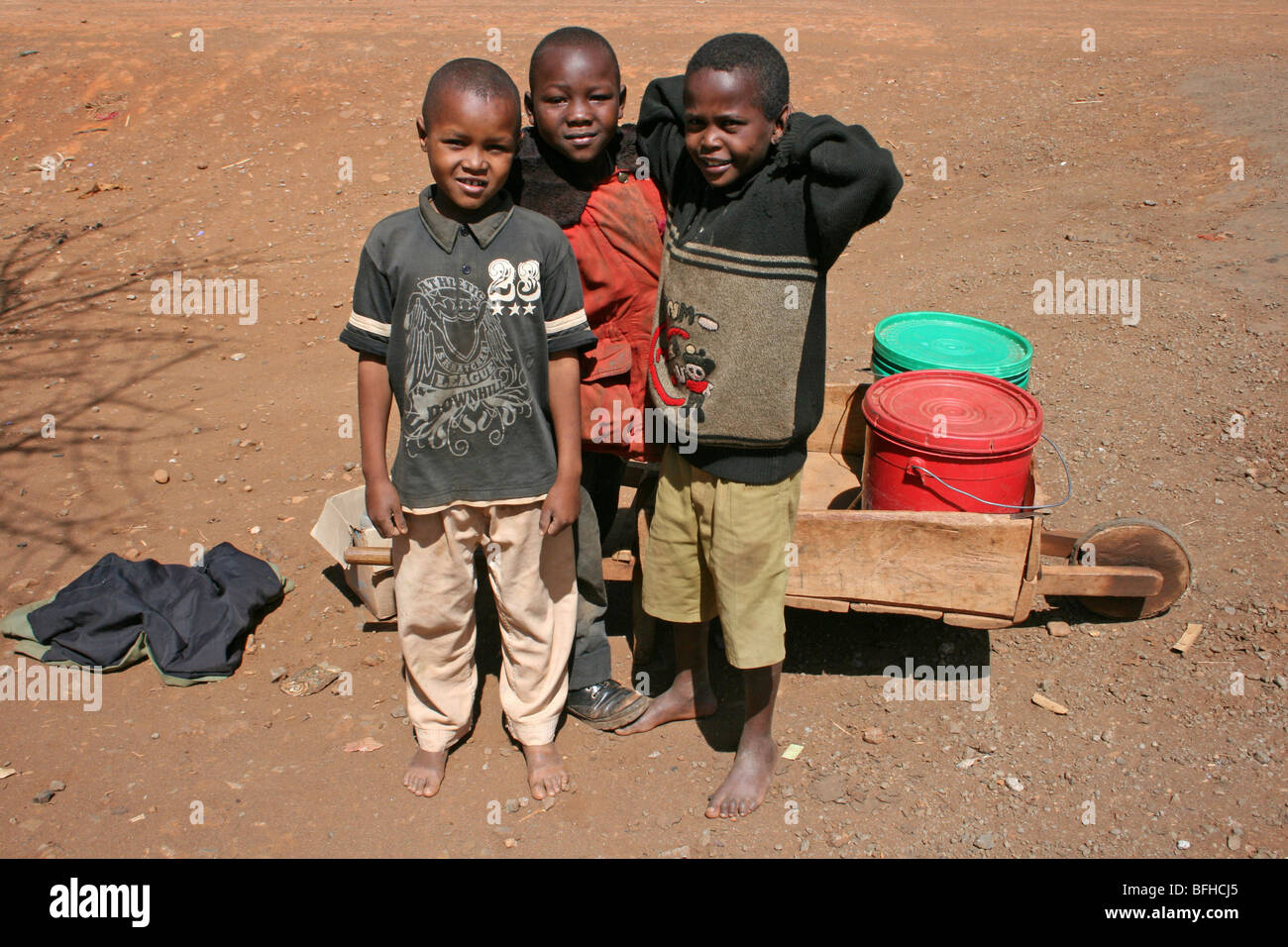I ragazzi con carrello di legno preso in Mbuli, Tanzania Foto Stock