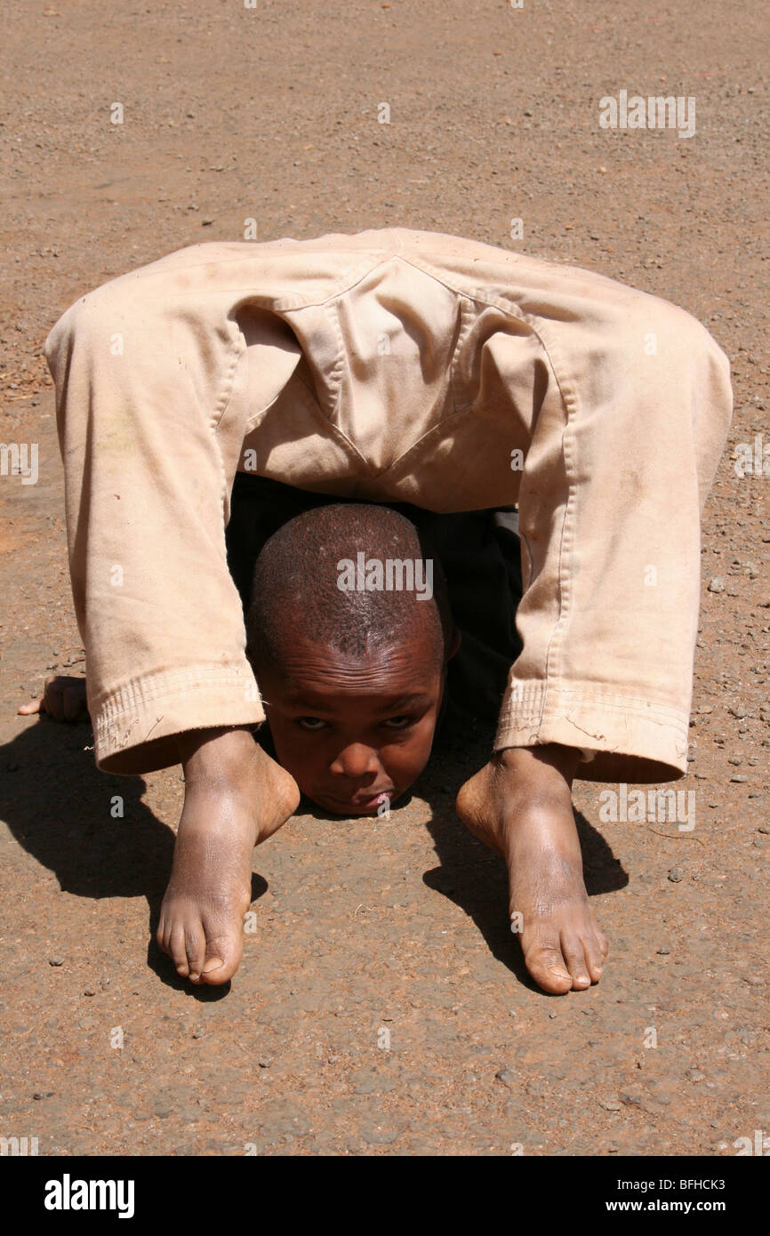 Giovane ragazzo africano esegue Contortionist atto presi in Mbuli, Tanzania Foto Stock