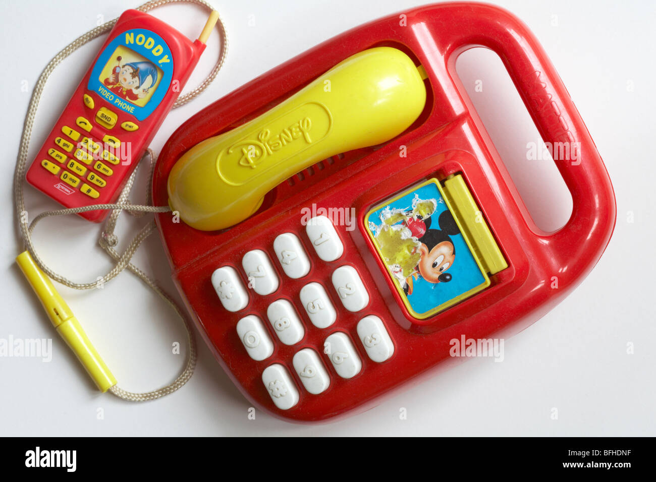 Telefono giocattolo di plastica, telefoni Disney per bambini - Red Mattel Disney Topolino telefono per bambini e telefono Noddy su sfondo bianco - Regno Unito Foto Stock