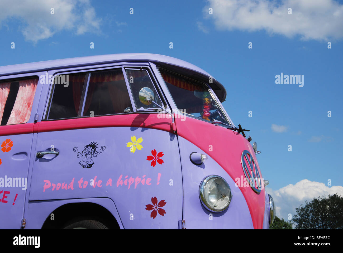 Classic bus VW contro il cielo blu Foto Stock