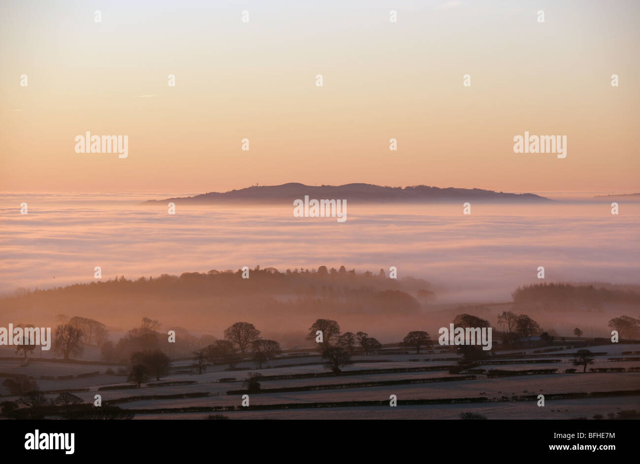 Un misty sunrise in Rhosesmor Galles del Nord prese da Moel Gaer y. Foto Stock