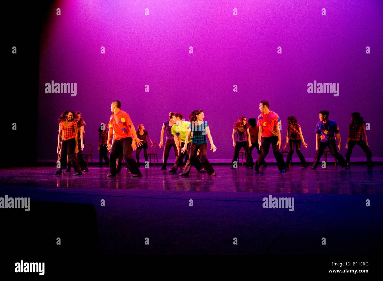 Eseguire presente choreograph modern jazz ballet hip-hop stage per studenti costume di produzione di musica leggera classe rhythm creare creative Foto Stock