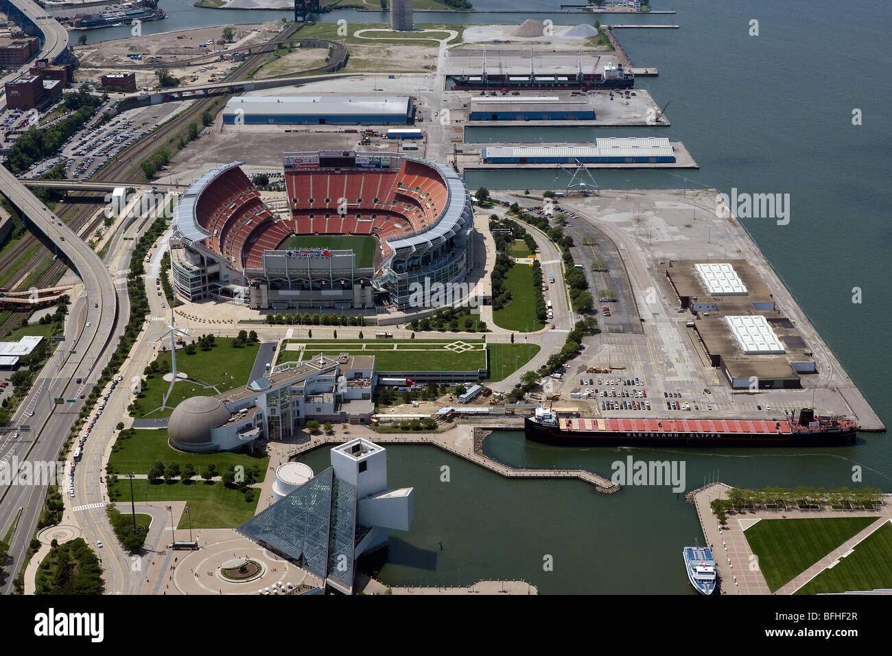 Vista aerea sopra al Cleveland Browns Stadium Rock and Roll Hall of Fame in Ohio Foto Stock