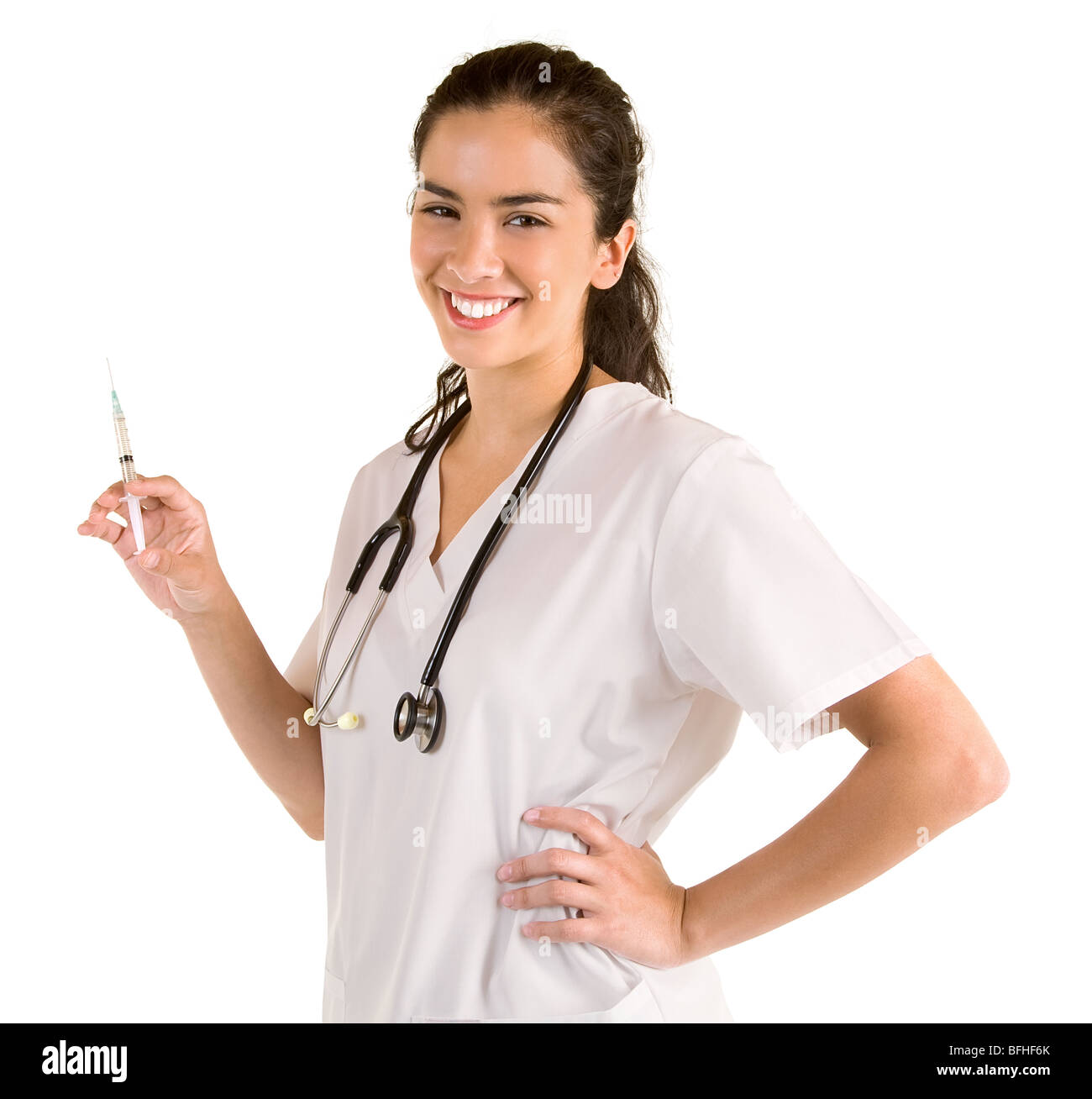 Un infermiere sorridente con una siringa è guardando a voi per una iniezione. Foto Stock