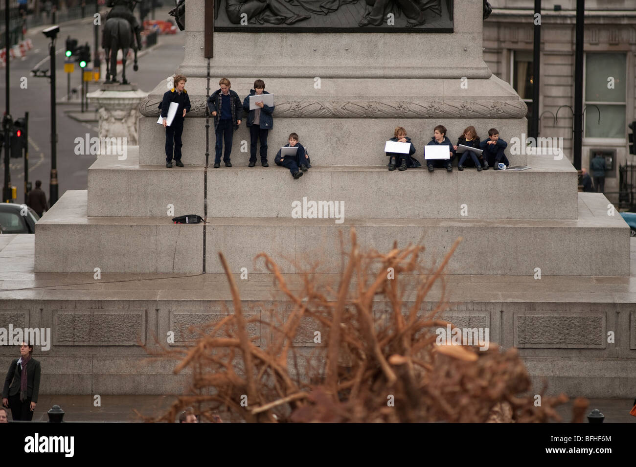 Ghost alberi mostra di Alison Palmer a Trafalgar Square a Londra centrale Foto Stock