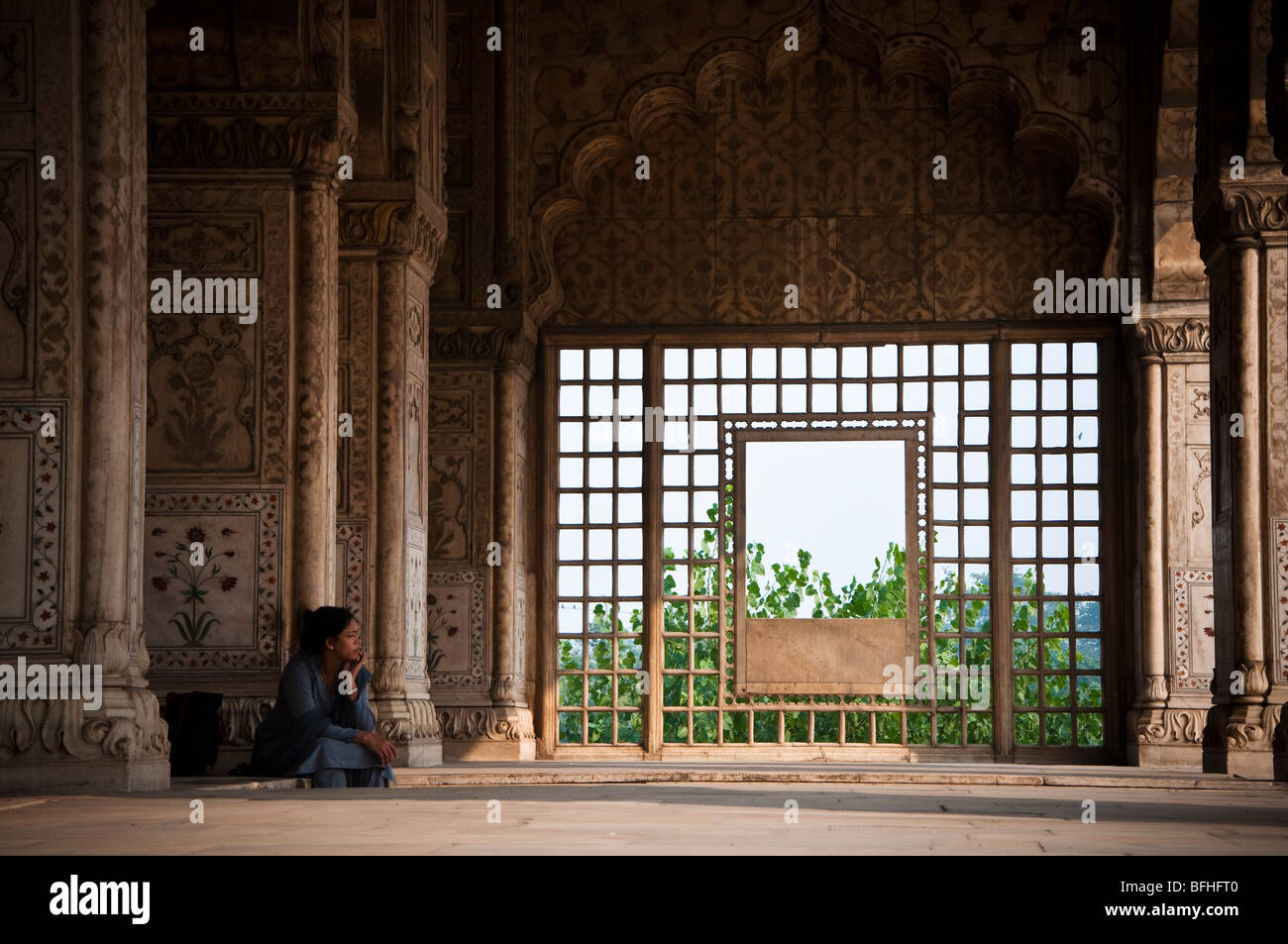 Una donna indiana si siede da solo in un tempio di Vecchia Delhi, India Foto Stock