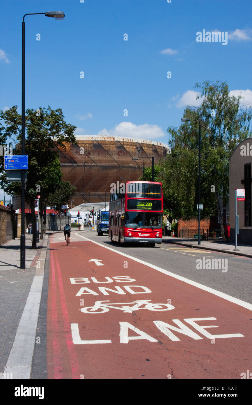 Bus e pista ciclabile a Wandsworth, a sud di Londra - Inghilterra Foto Stock