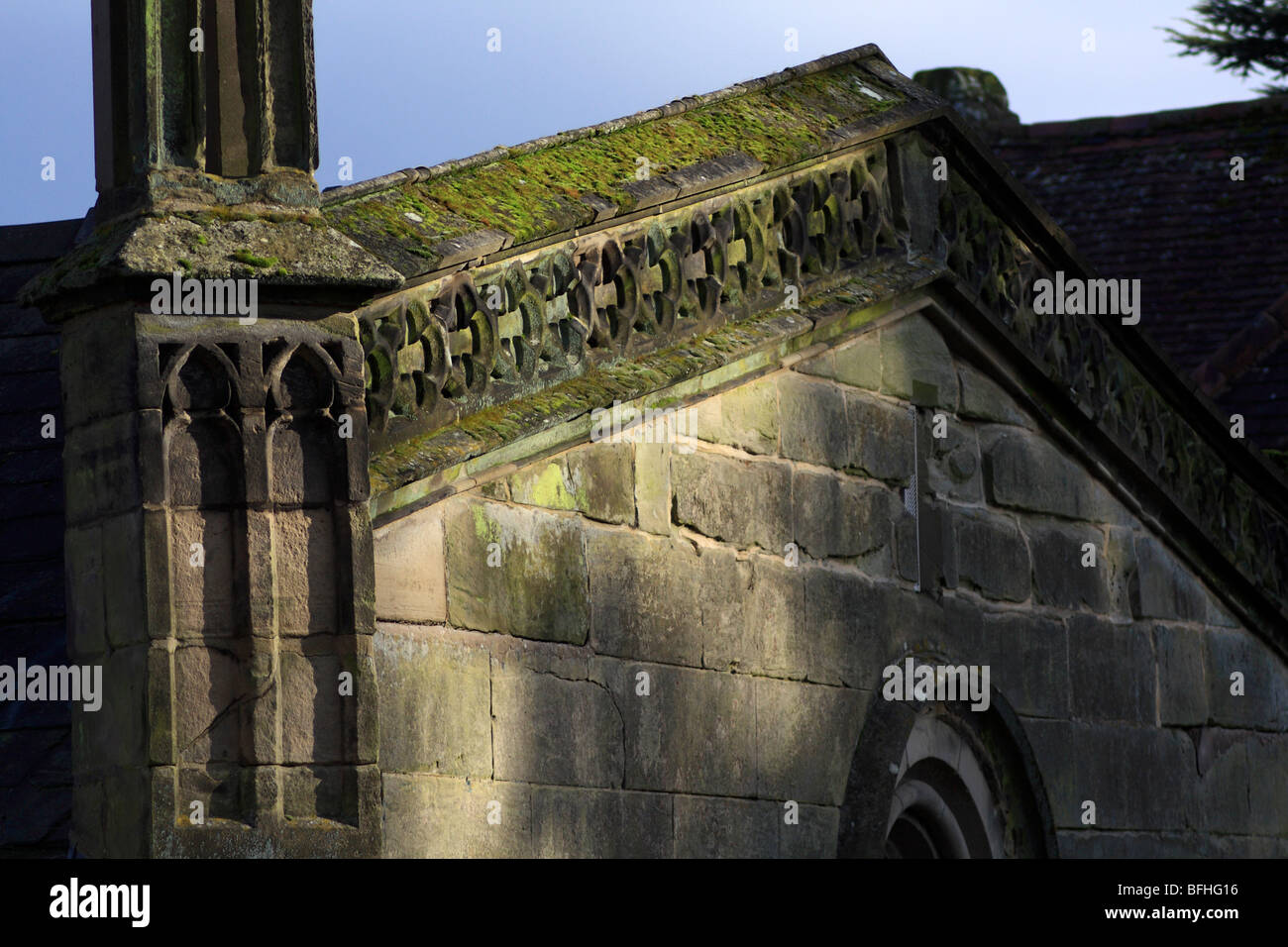 Revival gotico vittoriano muratura compresa la parte superiore di una finestra di lancet e quatrefoil decorazioni. Foto Stock