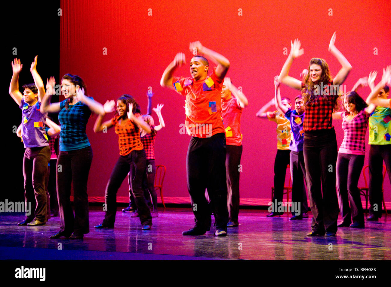 Eseguire presente choreograph modern jazz ballet hip-hop stage per studenti costume di produzione di musica leggera classe rhythm creare creative Foto Stock
