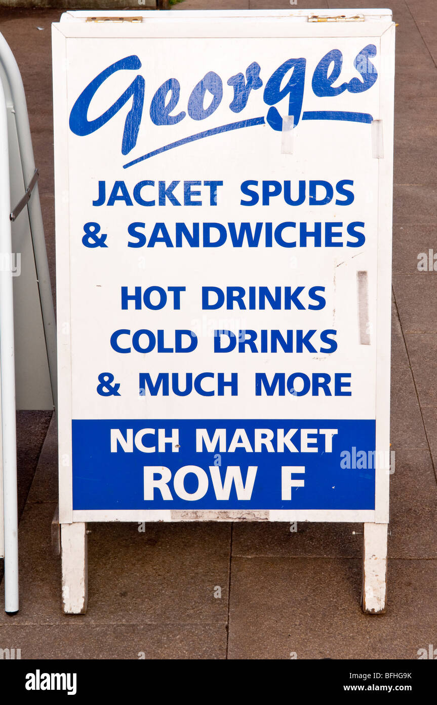 Un segno pubblicità camicia patate e panini su un mercato in stallo Norwich, Norfolk, Regno Unito Foto Stock