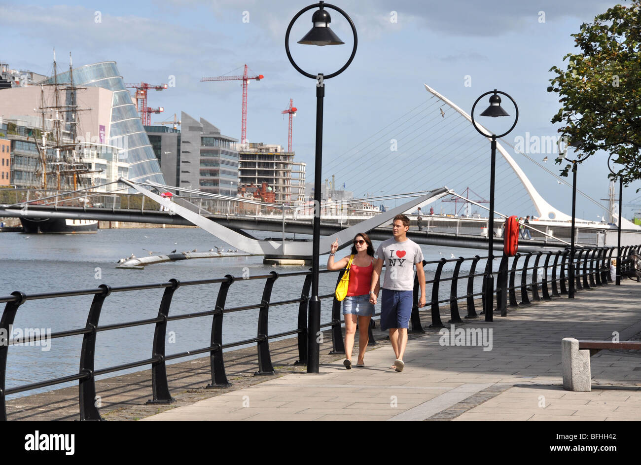 Giovane a piedi dalla Liffy Dublino Irlanda Foto Stock