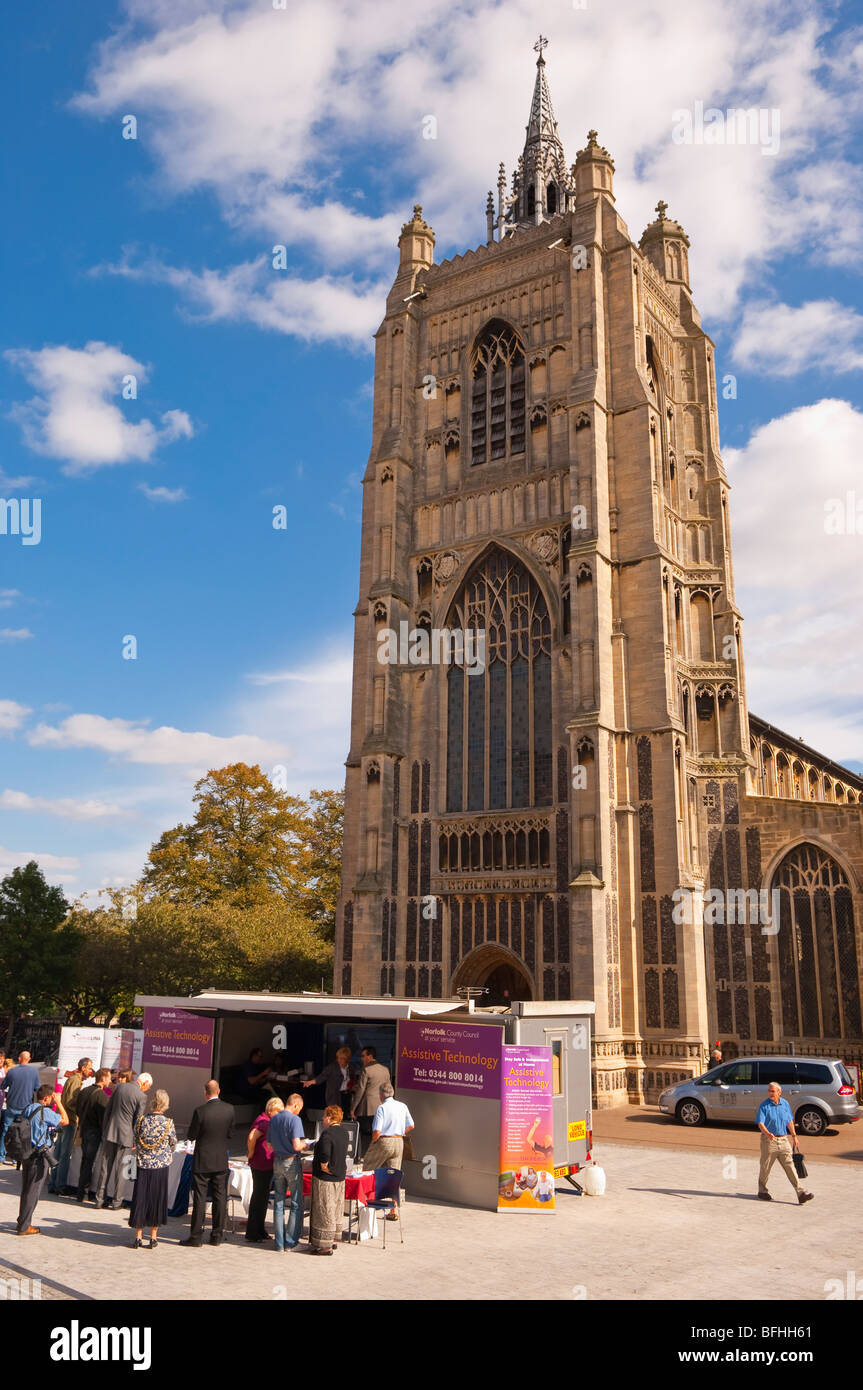 Un cavalletto pubblicità adulti servizi sociali al di fuori del Forum in Norwich, Norfolk, Regno Unito Foto Stock