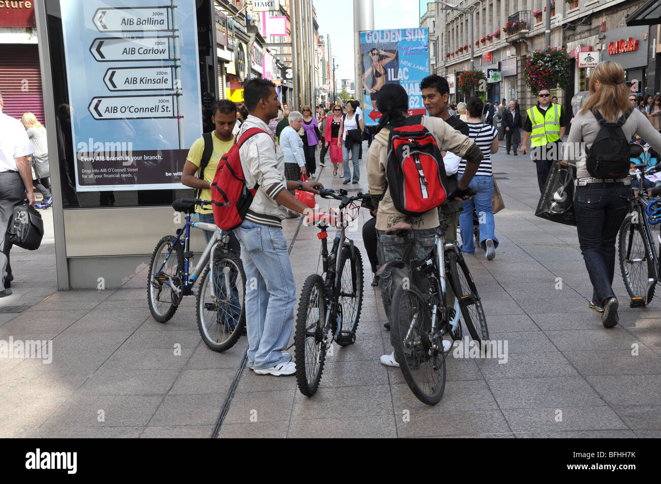 I giovani visitatori in bicicletta a Dublino in Irlanda Foto Stock