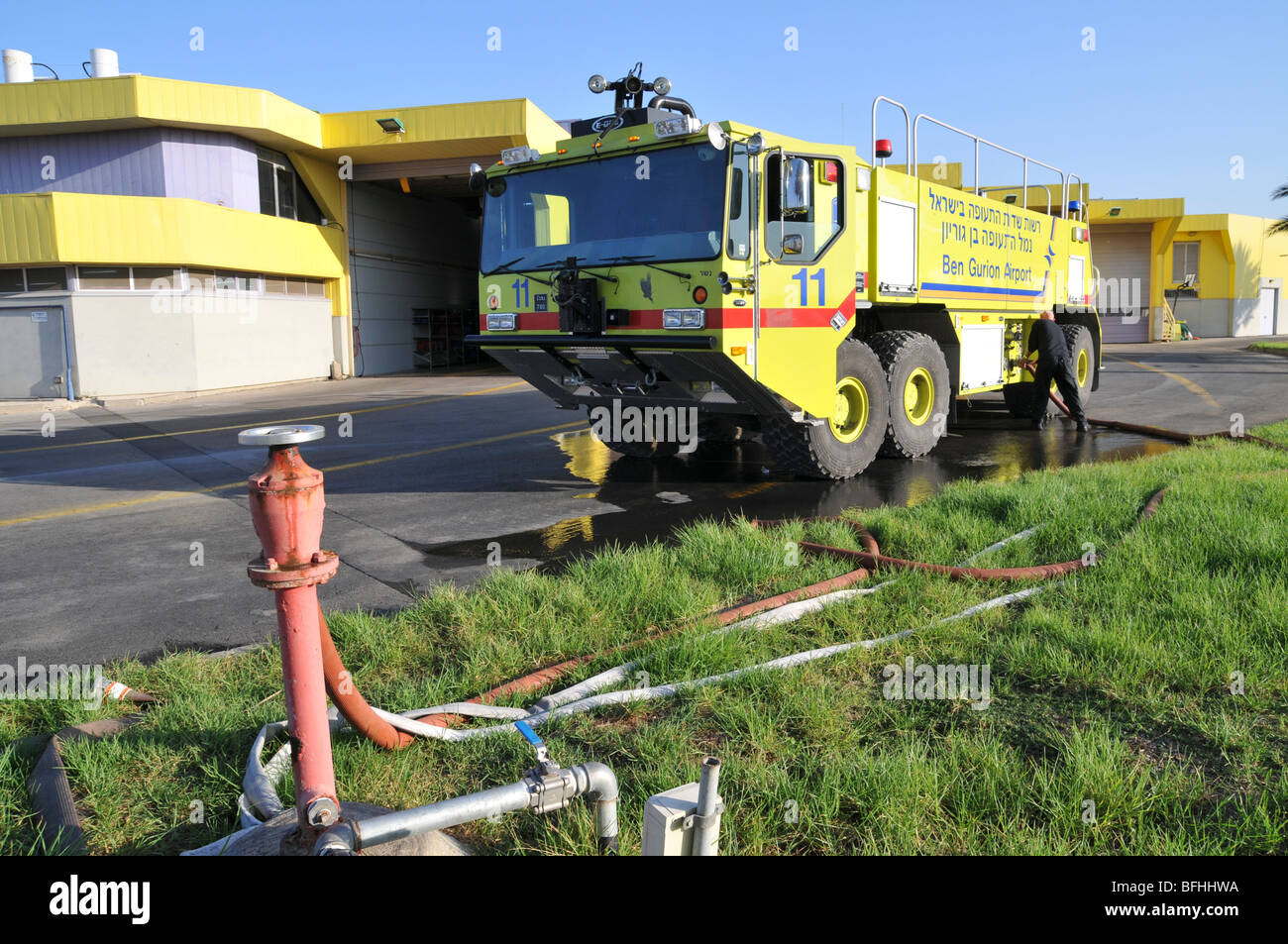 Israele, Ben-Gurion international airport. Nascita del team di risposta per la stazione. Fireman prepara e prepara il carrello Foto Stock